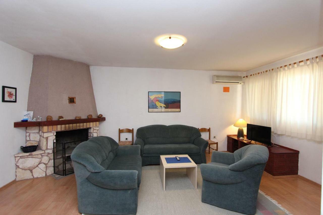 Apartament Lora *
